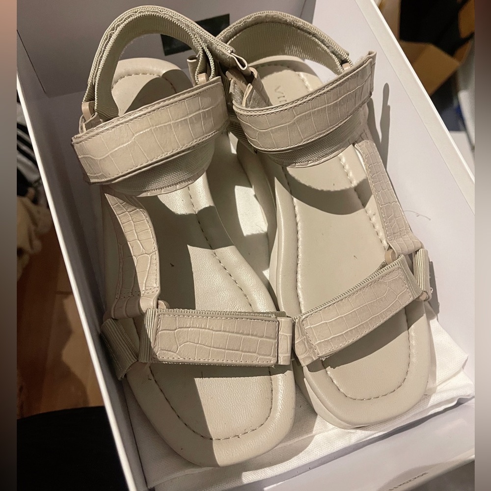 Vince Carver sport leather sandals size 7.5
